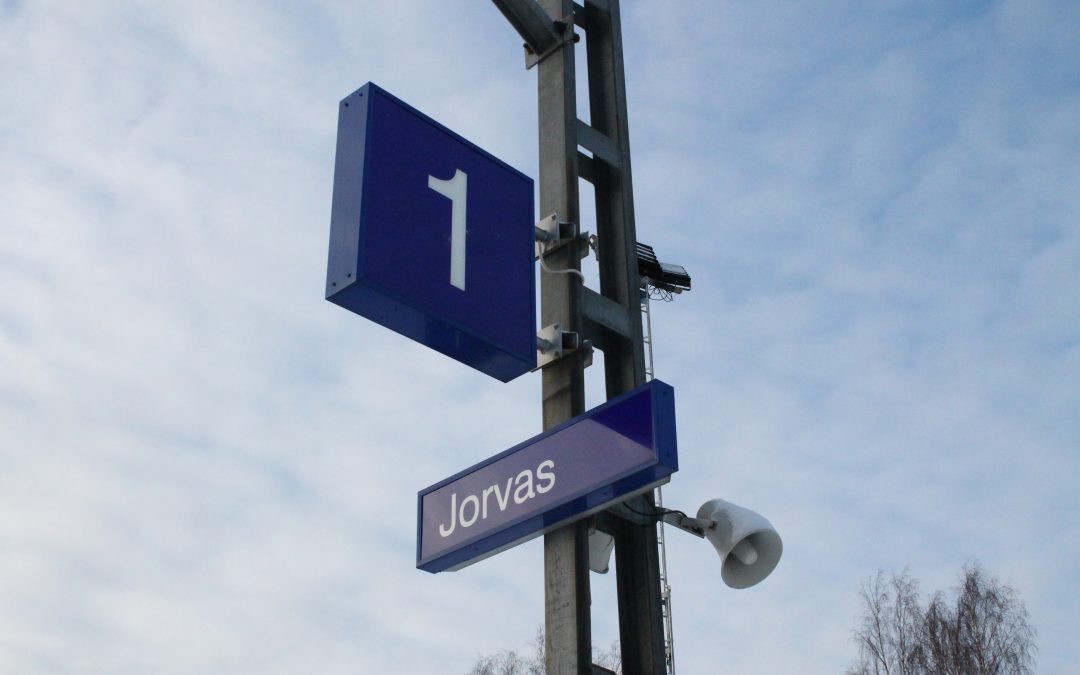 Rantaradan varrella Kirkkonummella juna pysähtyy Masalan, Jorvaksen, Tolsan ja Kirkkonummen asemalle